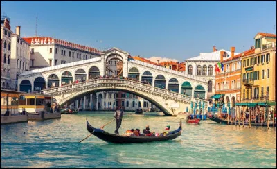 Quelle est cette ville italienne, capitale de la Vénétie, célèbre pour ses gondoles, ses ponts, ses églises et ses palais, surnommée la "Sérénissime" et la "Cité des Doges" ?