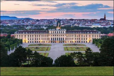 Quelle est cette ville, capitale de l'Autriche, célèbre pour son château de Schönbrunn , surnommée la "Ville des rêves" et la "Ville de la musique" ?