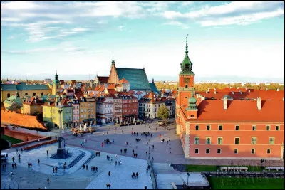 Quelle est cette ville, capitale de la Pologne, détruite à 84% lors de la Seconde Guerre mondiale, surnommée la "Ville Phénix" ?