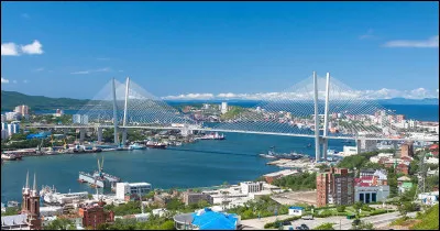 Quelle est cette ville portuaire russe, base militaire navale stratégique car proche de la Chine et de la Corée du Nord, située à 6 424 km de Moscou ?