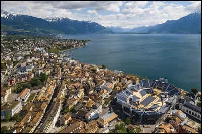 Quelle est cette ville suisse, située sur les bords du lac Léman, une perle de la Riviera du canton de Vaud, cité où Charlie Chaplin a passé les 25 dernières années de sa vie ?
