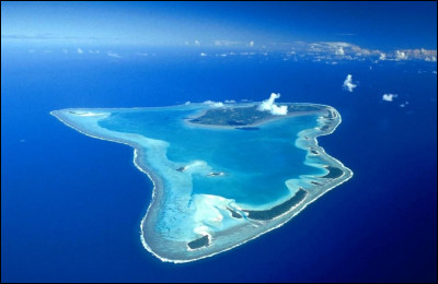 Quel ensemble d'îles situé non loin de la Polynésie française a pour capitale "Avarua" ?
