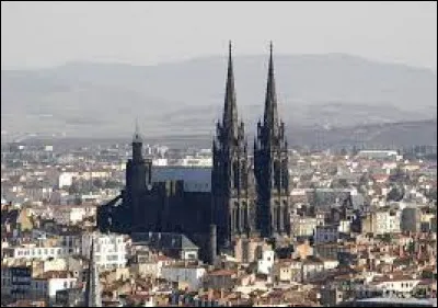 Cette cathédrale se situe-t-elle dans la ville d'Albi ?