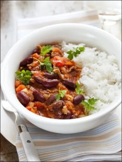Quelle est la capitale de ce pays, lié en partie à un plat composé principalement de viande hachée, de haricots rouges et de riz ?