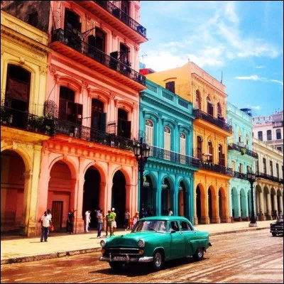 Quelle est la capitale de Cuba, connue pour ses rues colorées principalement de bleu, de jaune, d'orange et de vert ?