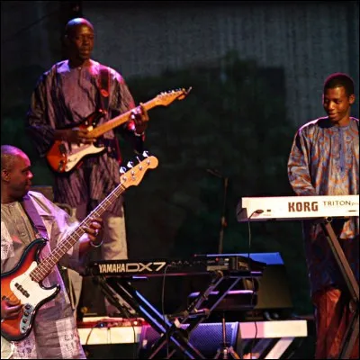 Quel chanteur, qui a débuté au sein du groupe Étoile de Dakar, a sorti lalbum "Immigrés / Bitim Rew" ?