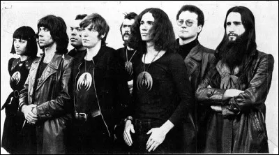 Non, ce ne sont pas des raëliens ! Musicalement, c'est quand même un tout petit peu plus "éruptif", si l'on peut dire... Quel est leur nom ?