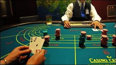 Comment appelle-t-on, au casino, au jeu de baccara, la personne qui joue contre la banque ?