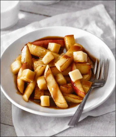 Dans le tome 2, qui la force à travailler à la cantine ?