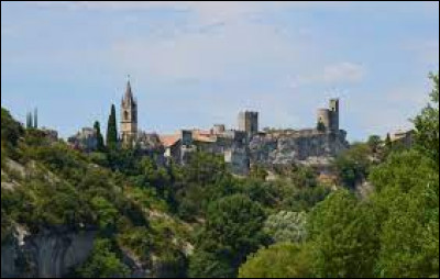 Notre balade commence aujourd'hui en Occitanie, à Aiguèze. Commune de l'arrondissement de Nîmes, classée parmi les Plus Beaux Villages de France, elle se situe dans le département ...