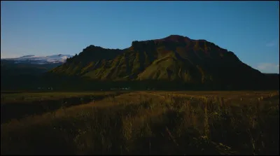 Complétez : 
"Ekkert líf að sjá og aldrei mun ég..."