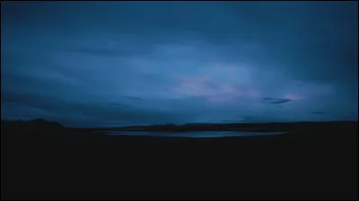 Complétez : 
"Móðirin vakir og ljósið..."