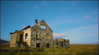 Complétez : 
"Fjórtán á bænum, við brunnum..."