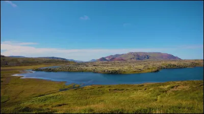 Complétez : 
"Lögðum eld að þínu..."