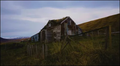 Complétez : 
"Sviðnar hönd og..."