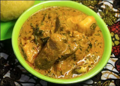 Quelle est cette soupe du Nigeria à base de noix de palme, de pommes de terre, d'oignons et d'épices locales ?