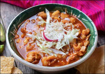 Quelle est cette soupe du Mexique à base d'échine de porc, de blanc de poulet, de maïs, de laitue, de radis et d'épices ?