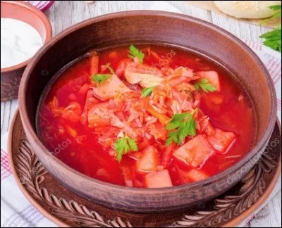 Quelle est cette soupe traditionnelle d'Ukraine, à base de viande, de légumes, de pommes de terre, d'épices et de betterave crue qui lui donne sa couleur rouge bordeaux ?
