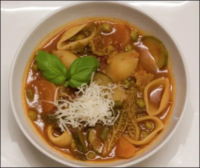 Quelle est cette soupe d'Italie à base de légumes, de pâtes ou de riz, d'épices et de parmesan râpé ?