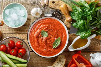 Quelle est cette soupe d'Espagne à base de légumes crus mixés que l'on sert froide ?