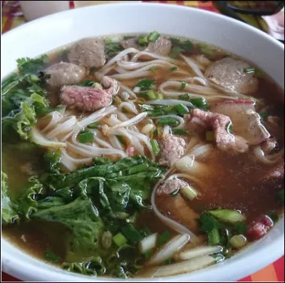 Quelle est cette soupe, plat national du Vietnam à base de jarret de boeuf, d'os à moelle, de nouilles de riz et d' épices ?
