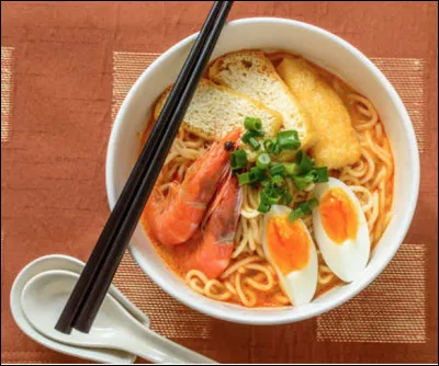 Quelle est cette soupe de Malaisie à base de nouilles, de lait de coco, de fruits de mer, d'oeuf dur, d'épices et de citronnelle ?