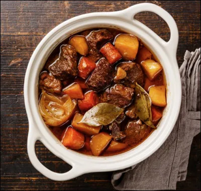 Quelle est cette soupe, plat national de Hongrie à base de boeuf, de légumes et de paprika ?