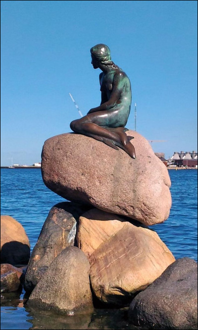 Quel pays a pour capitale une ville qui possède sur son port, une statue de sirène ?