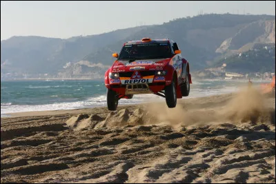 Quelle est la capitale du Sénégal connue pour faire partie de la course "Paris-..." ?