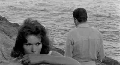 Dans "l'Avventura", film de 1960, Anna (Lea Massari), jeune romaine, embarque avec Sandro (Gabriele Ferzetti), son amant architecte pour une balade en yacht en compagnie de sa bande damis, parmi lesquels Claudia (Monica Vitti). Au moment de repartir de l'île, Anna manque à l'appel. Claudia et Sandro partent à sa recherche. Qui est le réalisateur ?