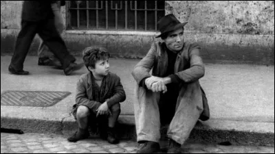 Son film "Le Voleur de bicyclette" retrace l'histoire d'un père de famille de l'immédiat après-guerre qui s'est fait voler l'outil de travail indispensable à la survie de sa famille, sa bicyclette. Quel est le réalisateur de ce film, considéré comme un des chefs-d'oeuvre du néoréalisme ?
