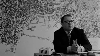 Dans "Main basse sur la ville", film de 1963, la municipalité de Naples, sous l'impulsion de l'entrepreneur Notto (Rod Steiger), transforme des terrains agricoles en terrains constructibles. Les spéculateurs construisent sans précaution. Qui est le réalisateur ?