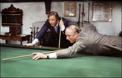 Un film de Joseph L. Mankiewicz sorti en 1973 et qui dure environ 2 heures 20 minutes. Quel est ce film avec Laurence Olivier, Michael Caine et Alec Cawthorne, entre autres ?