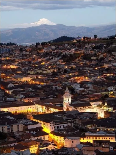 Quel est ce pays, situé sur l'équateur et qui a comme capitale Quito ?