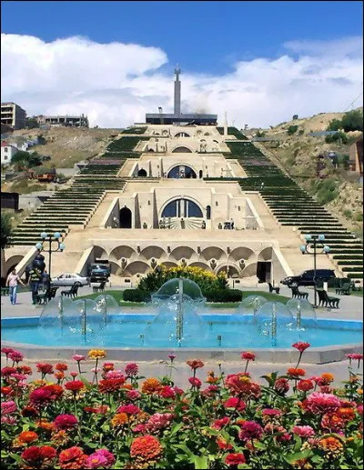 Quelle est la capitale de l'Arménie connue pour ses fontaines et ses jardins ?