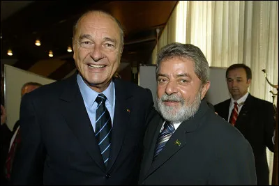 2002 aura été une élection à part, avec le record du nombre de candidats (16), une forte abstention au premier tour, et surtout la deuxième place pour l'extrême-droite de Jean-Marie Le Pen. Au second tour, Jacques Chirac gagne avec le score historique de...