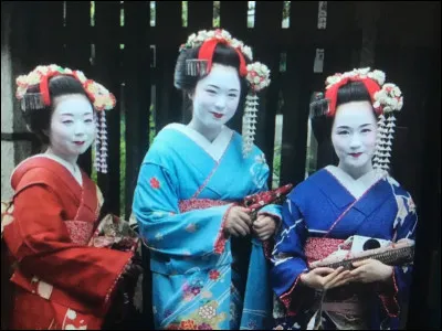 Ces filles portent la tenue traditionnelle de leur pays. De quel pays s'agit-il ?