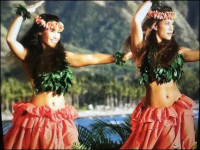 Partons un peu plus vers les îles. Par rapport à la photo ci-dessus dis quelle île correspond à sa tenue.