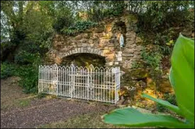 Nous sommes de retour dans les Pays-de-la-Loire, devant la réplique de la grotte de Lourdes, à Saint-Philbert-de-Bouaine. Ville de l'arrondissement de La Roche-sur-Yon, elle se situe dans le département ...