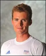 Il est le partenaire de Vincent Lecrubier :