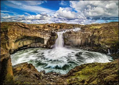 La région ayant la densité de population la plus faible est...