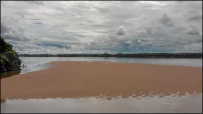 Le plus long fleuve du pays est l'/le ...