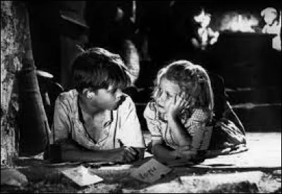 Au cours de l'exode de 1940 en France, un convoi de civils est bombardé par des avions allemands. Paulette, cinq ans, perd ses parents et se met à errer dans la campagne. Dans les bois, elle rencontre Michel, un garçon de dix ans, qui l'emmène vivre dans la ferme de ses parents. Quel est ce film ?