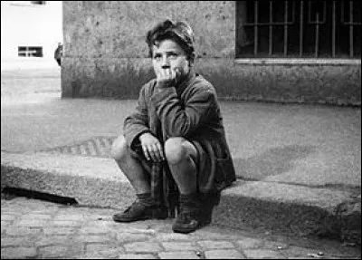 "Le Voleur de bicyclette" retrace l'histoire d'un père de famille pauvre et de son fils dans l'Italie de l'immédiat après-guerre : quel cinéaste est le réalisateur du film ?