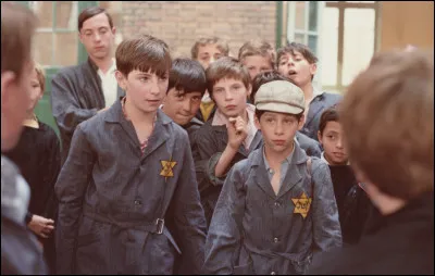 En 1942, les lois antisémites du gouvernement de Vichy contraignent les deux ainés dun coiffeur juif de Paris à fuir vers la zone libre. Un peu plus tard, les deux autres frères senfuient et réussissent à passer la ligne de démarcation ; ils rejoignent Menton où ils vont retrouver leurs frères et leurs parents. Quel est ce film ?