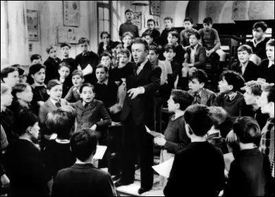"Les Choristes" est un film musical, réalisé par Christophe Barratier, sorti en 2004. Il est l'adaptation d'un film de Jean Dréville sorti en 1945. De quel film s'agit-il ?