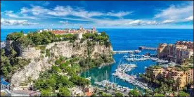 Au bord de quelle mer est-elle située ?