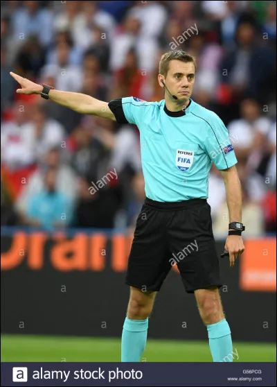 Quel est le nom de cet arbitre de football ?