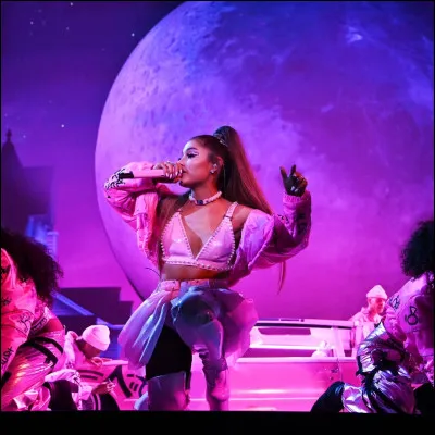 Quand Ariana Grande a-t-elle r&eacute;alis&eacute; sa tourn&eacute;e mondiale "Sweetener World Tour" ?