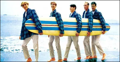 Voici les "Garçons de plage" : où surfaient-ils (à part dans les "charts") et quel était leur nom en anglais ?